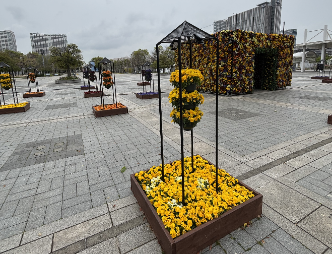 屋外イベントでの花装飾レンタル設置イメージ