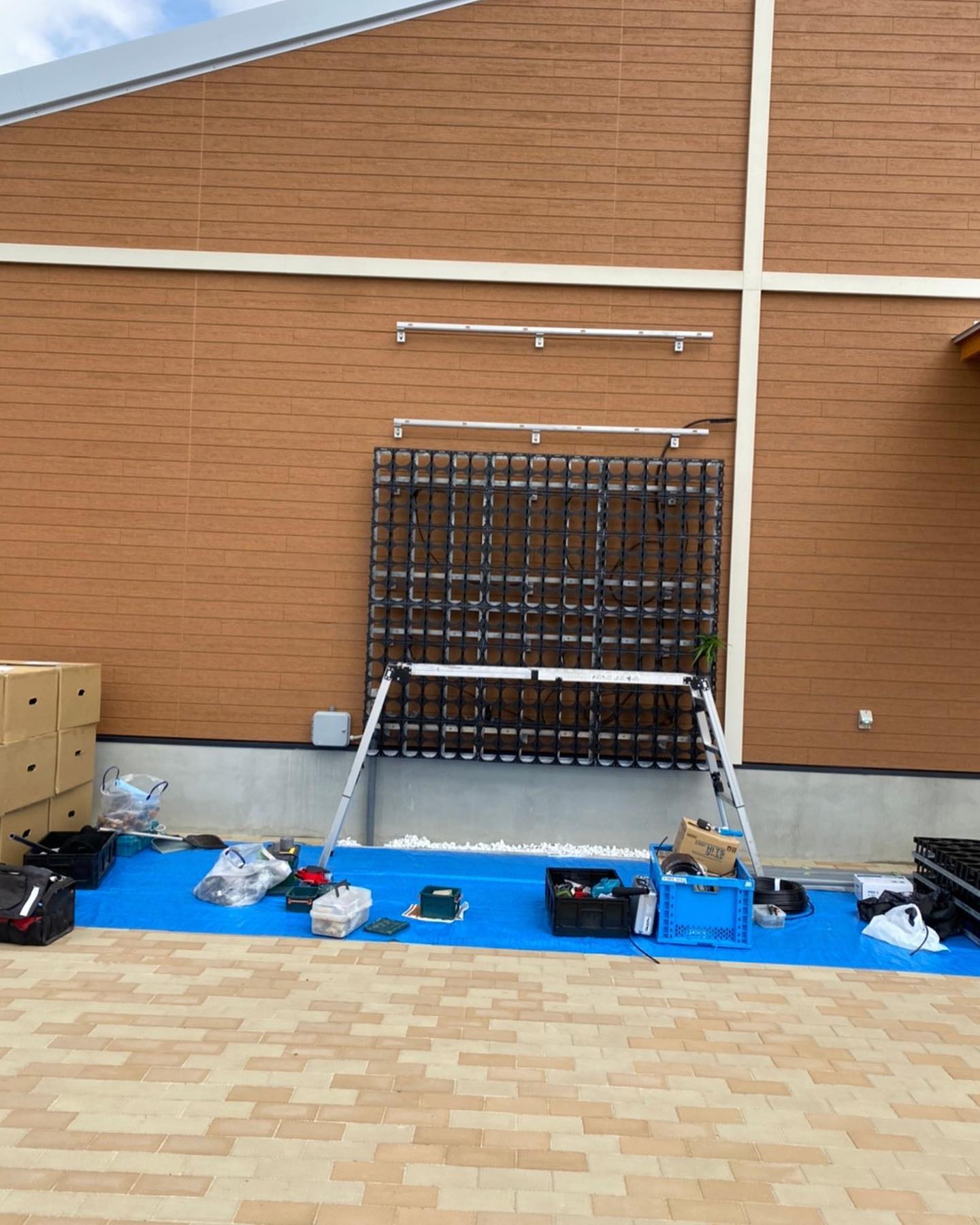 壁面緑化 【 屋外:カセット式壁面パネル使用 】 129の施工写真3