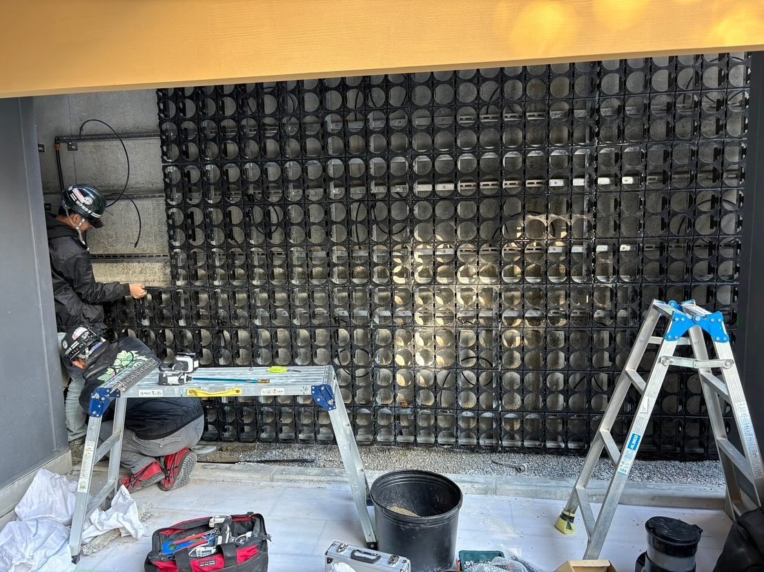 壁面緑化 【 屋外:カセット式壁面パネル使用 】 136の施工写真3