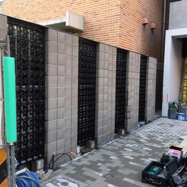 壁面緑化 【 屋外:カセット式壁面パネル使用 】 8の施工写真2